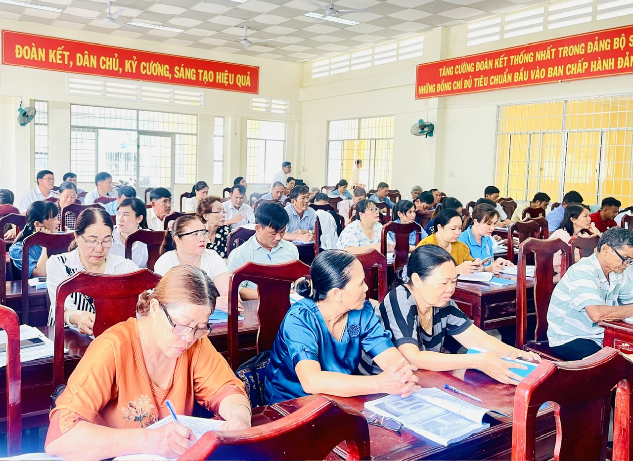 Xã Hưng Mỹ tổ chức Hội nghị tập huấn công tác điều tra, rà soát hộ nghèo, cận nghèo và xác định hộ có mức sống trung bình năm 2025