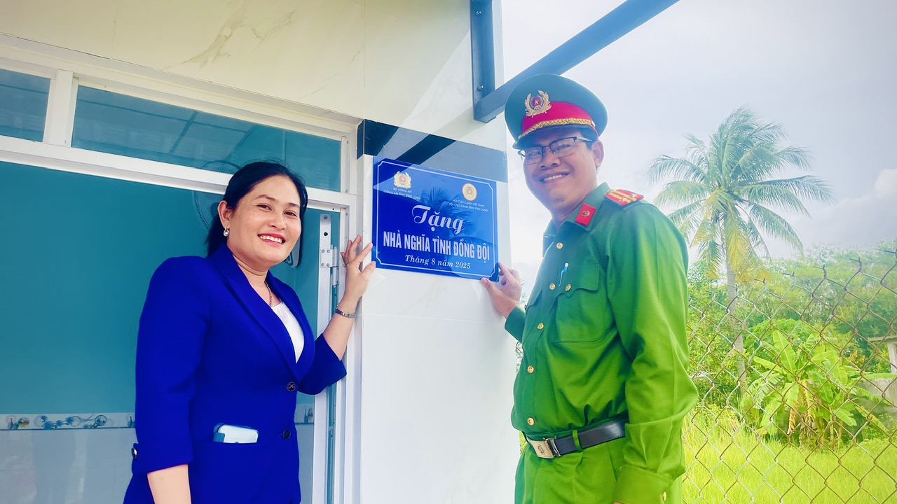 Lễ bàn giao nhà nghĩa tình đồng đội: nghĩa cử ấm áp gắn kết đội ngũ Công an xã Hưng Mỹ