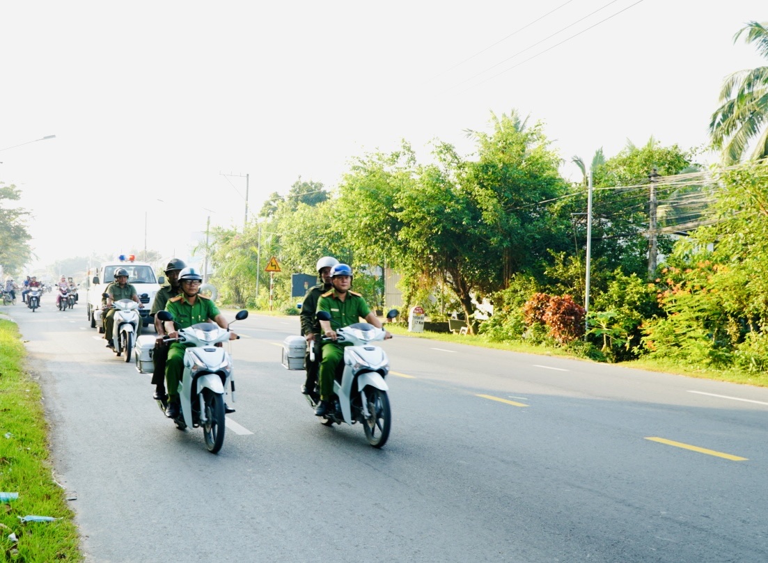 Công an xã Hưng Mỹ ra quân thực hiện cao điểm 15 ngày tổng kiểm soát phương tiện, kiềm chế – kéo giảm tai nạn giao thông