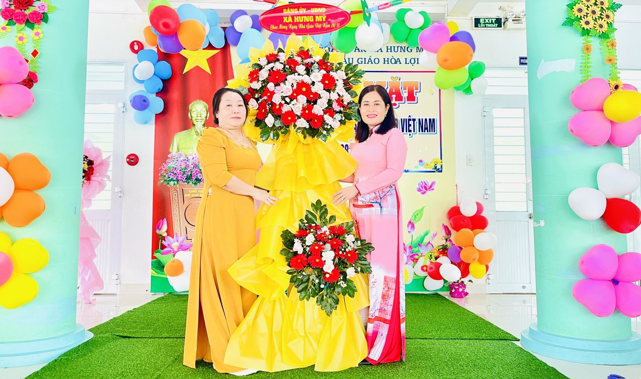 Bí thư Đảng ủy- Chủ tịch HĐND xã Nguyễn Minh Thuy thăm và dự Lễ kỷ niệm Ngày Nhà giáo Việt Nam 20/11 tại Trường Mẫu giáo Hòa Lợi