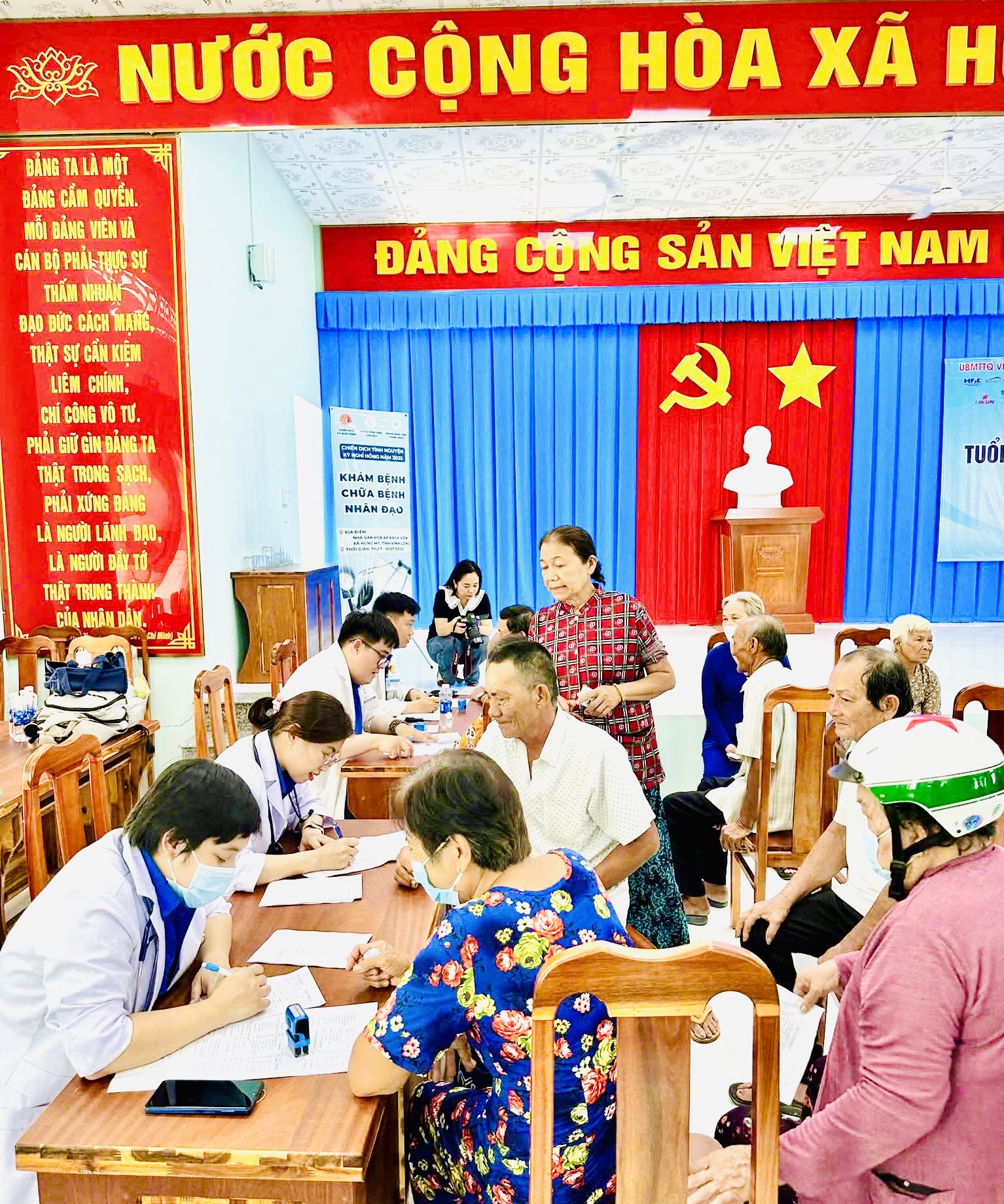 Xã Hưng Mỹ – Vĩnh Long: Khám bệnh, phát thuốc miễn phí và trao tặng quà ý nghĩa cho người dân