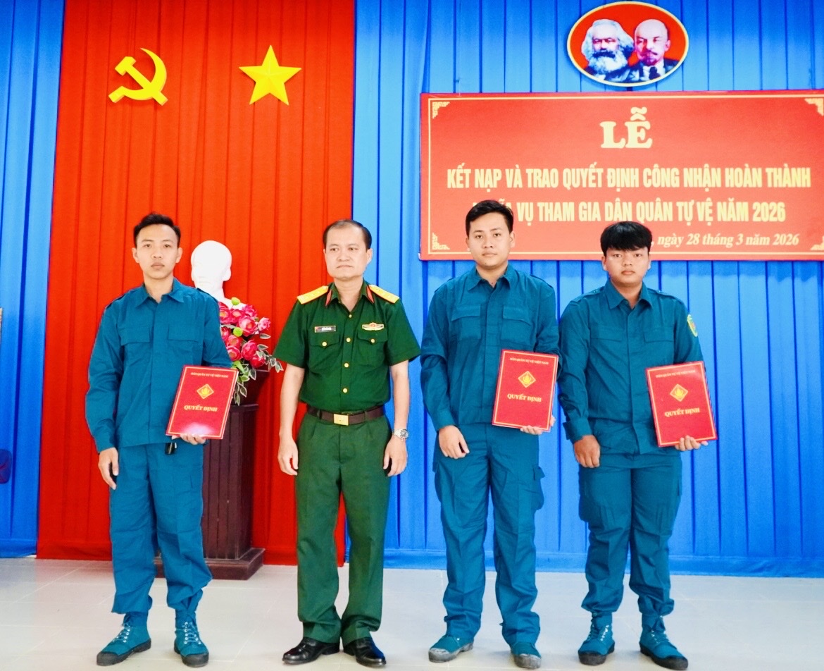 Xã Hưng Mỹ tổ chức Lễ kết nạp và công nhận hoàn thành nghĩa vụ tham gia Dân quân tự vệ năm 2026