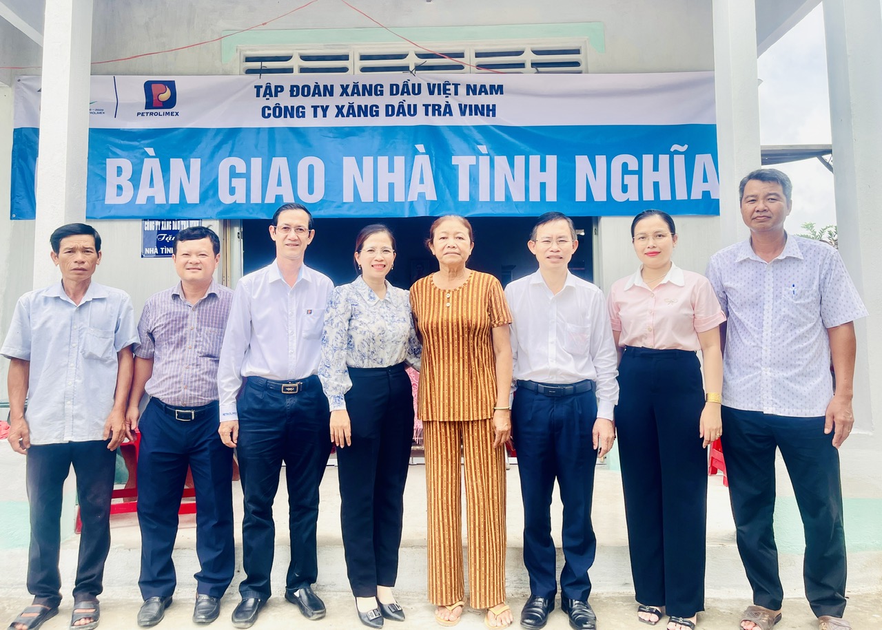 Trưởng Ban Tổ chức Tỉnh ủy Vĩnh Long, ông Nguyễn Văn Hiếu dự lễ bàn giao nhà tình nghĩa tại xã Hưng Mỹ