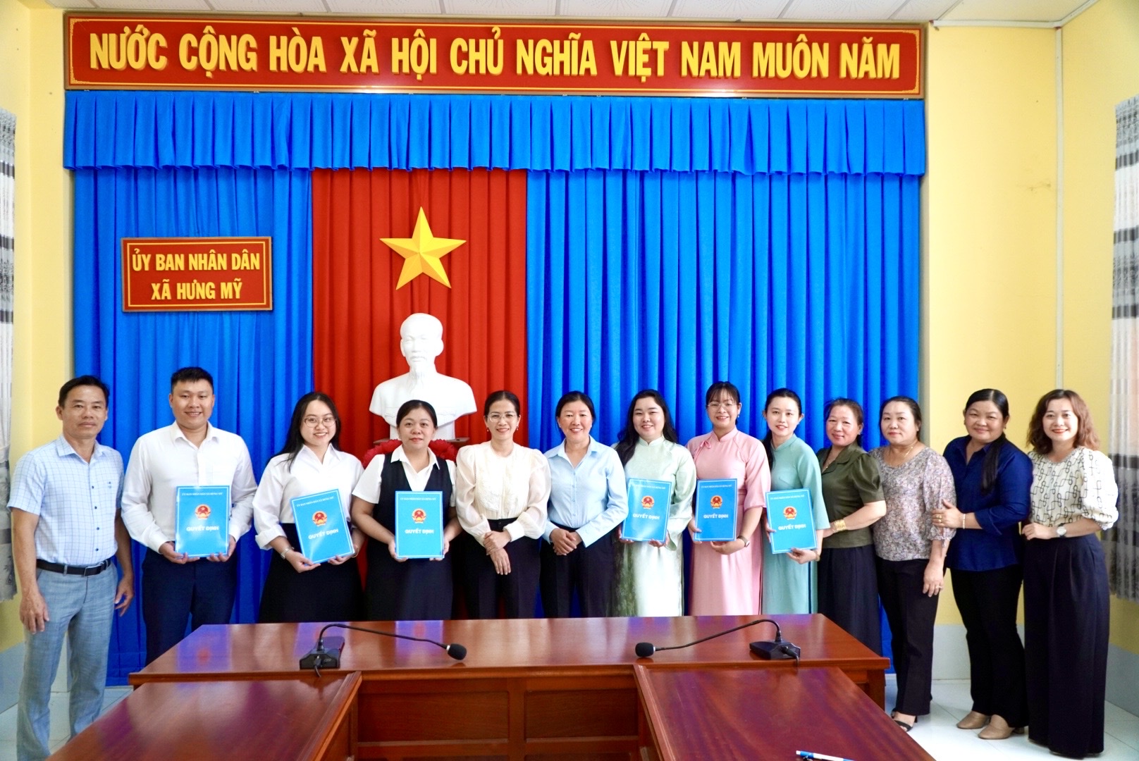 UBND xã Hưng Mỹ tổ chức Lễ công bố, trao Quyết định tuyển dụng viên chức các đơn vị sự nghiệp công lập lĩnh vực giáo dục