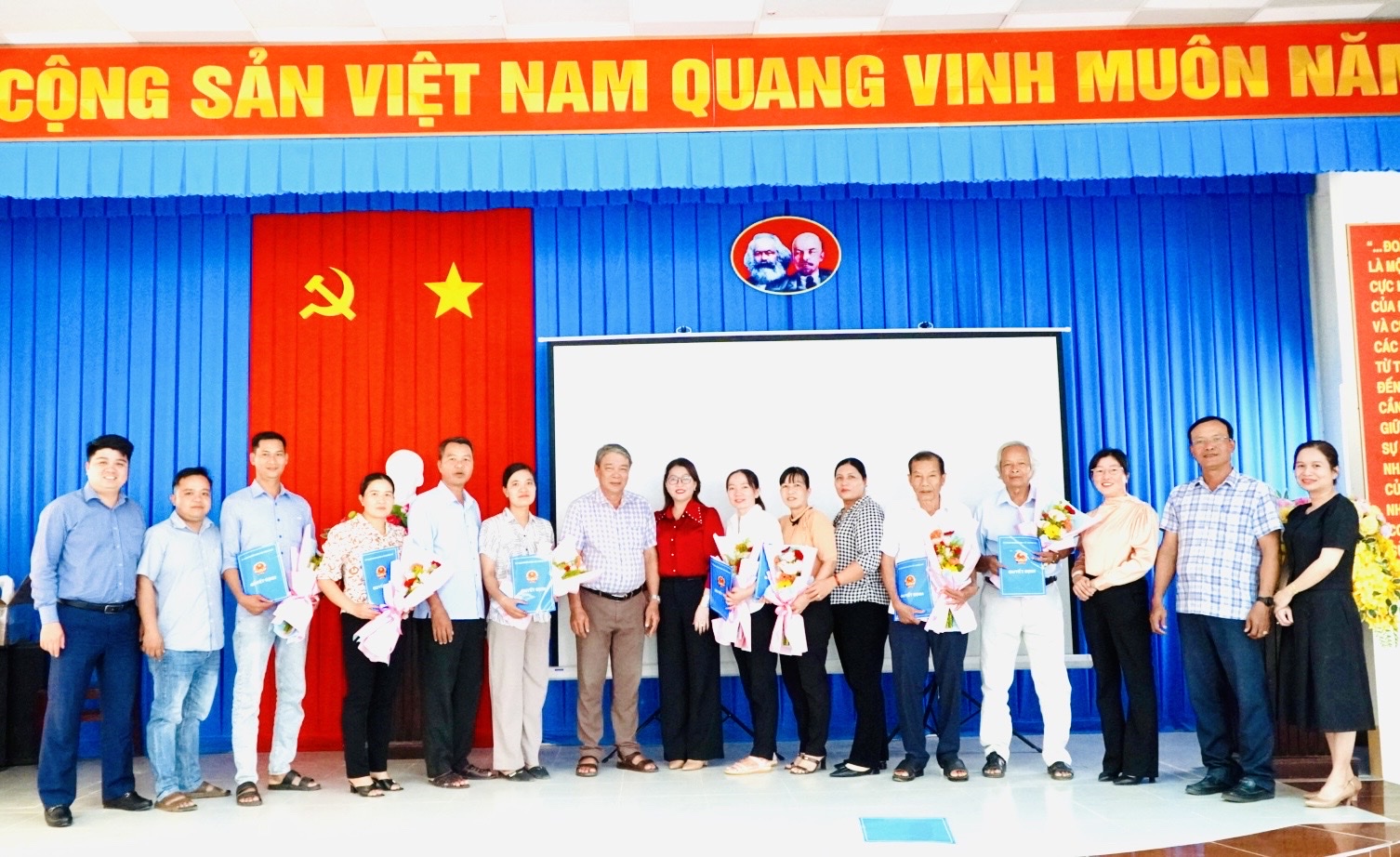 Hội nghị công bố, trao quyết định nghỉ thôi việc theo Nghị quyết số 154/2025/NQ-CP tại xã Hưng Mỹ