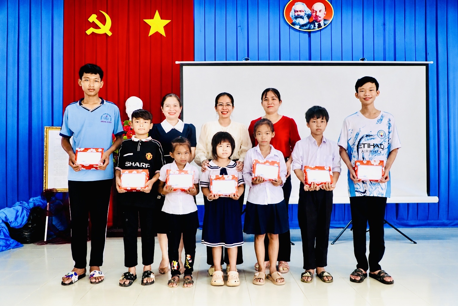 Lan tỏa yêu thương, tiếp sức ước mơ cho trẻ em mồ côi, hoàn cảnh khó khăn tại xã Hưng Mỹ