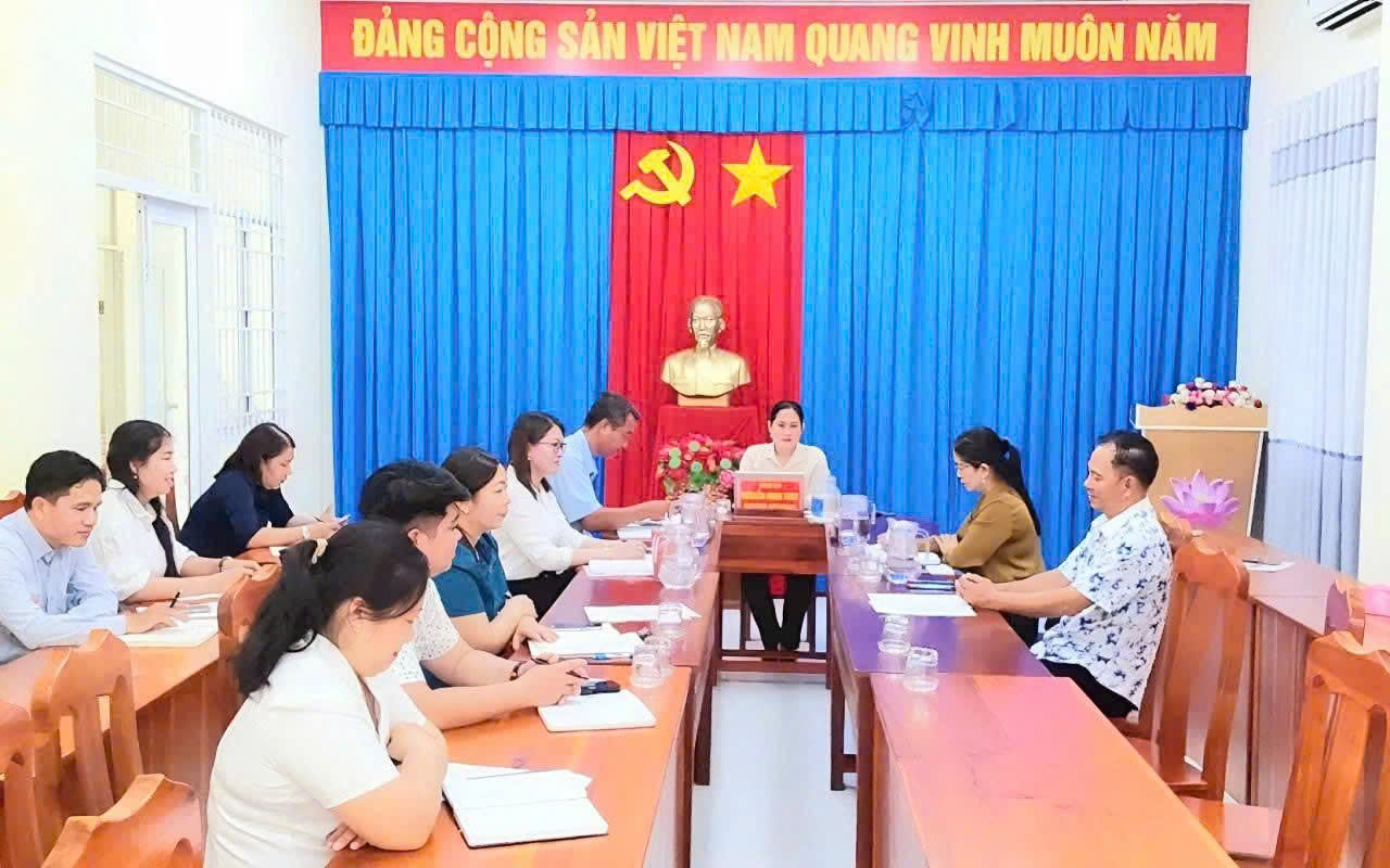 Thường trực Đảng ủy xã nghe Ban biên tập Trang Thông tin điện tử xã Báo cáo tình hình hoạt động từ khi thực hiện mô hình chính quyền hai cấp