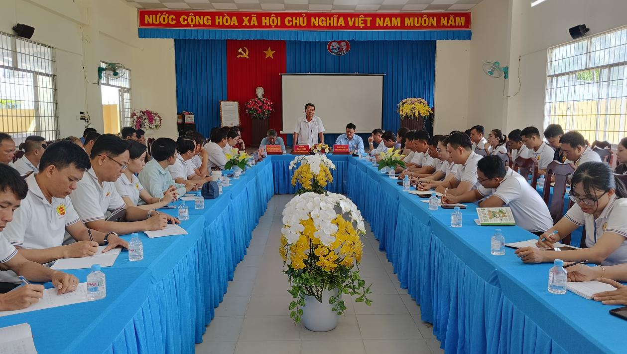  Lãnh đạo Đảng ủy - Ủy ban nhân dân xã Hưng Mỹ tiếp và làm việc với Lãnh đạo Ban Giám hiệu, các phòng khoa và Đoàn học viên lớp Trung cấp lý luận chính trị Trường Chính trị Phạm Hùng
