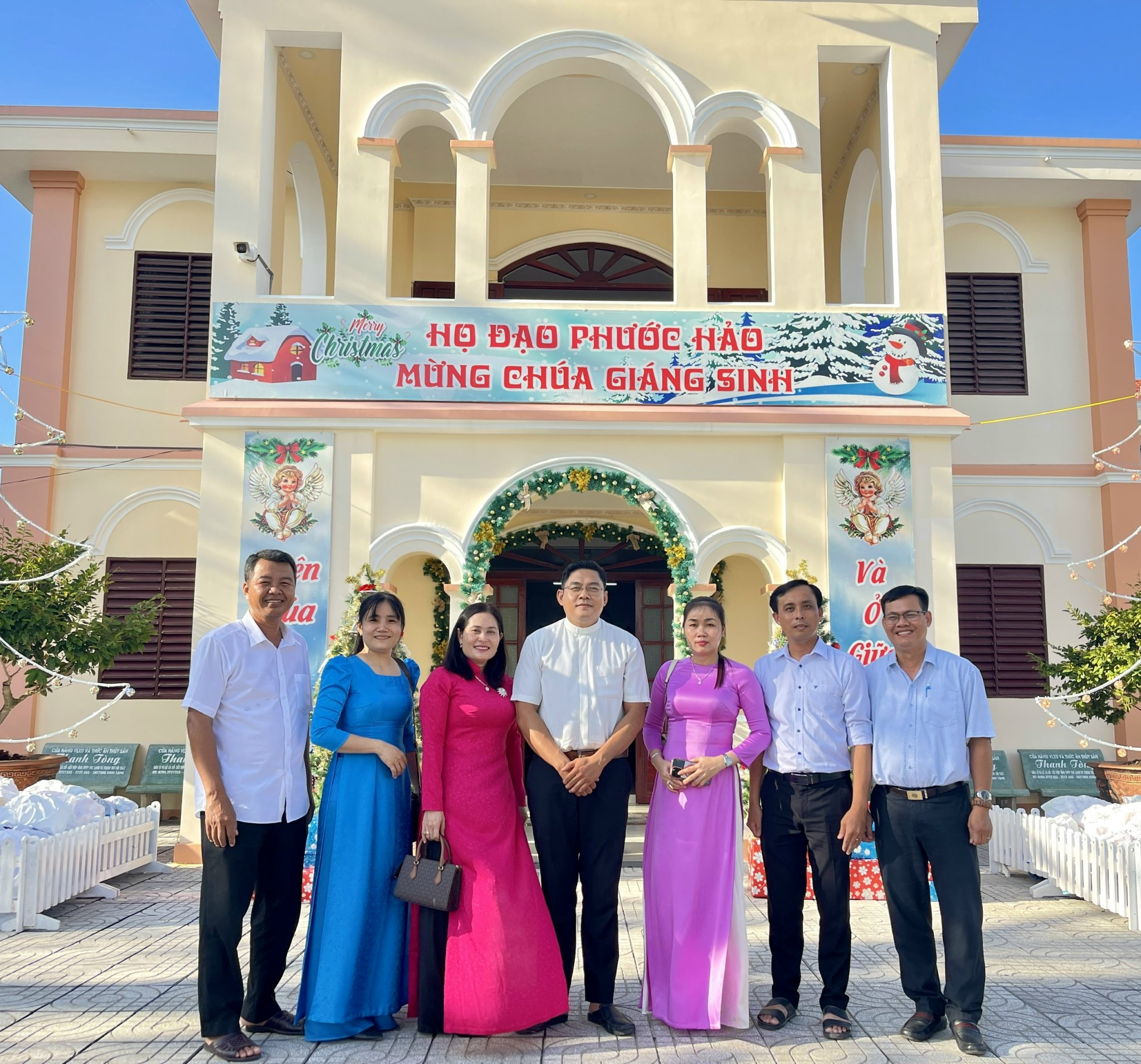 Lãnh đạo xã Hưng Mỹ thăm, tặng quà nhân Lễ Giáng sinh năm 2025