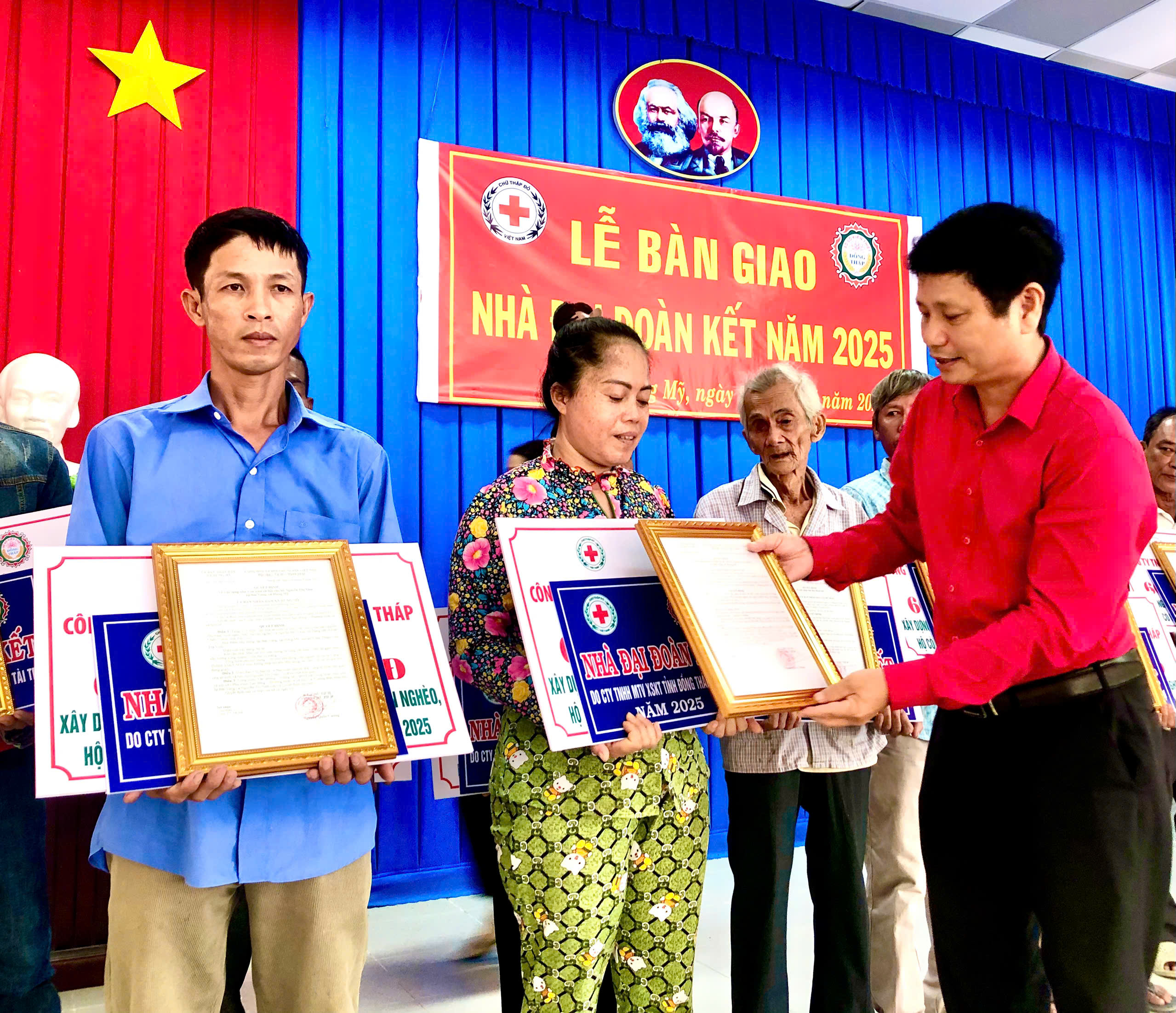 Hội Chữ thập đỏ tỉnh Vĩnh Long tổ chức lễ bàn giao nhà tình thương cho hộ nghèo tại xã Hưng Mỹ