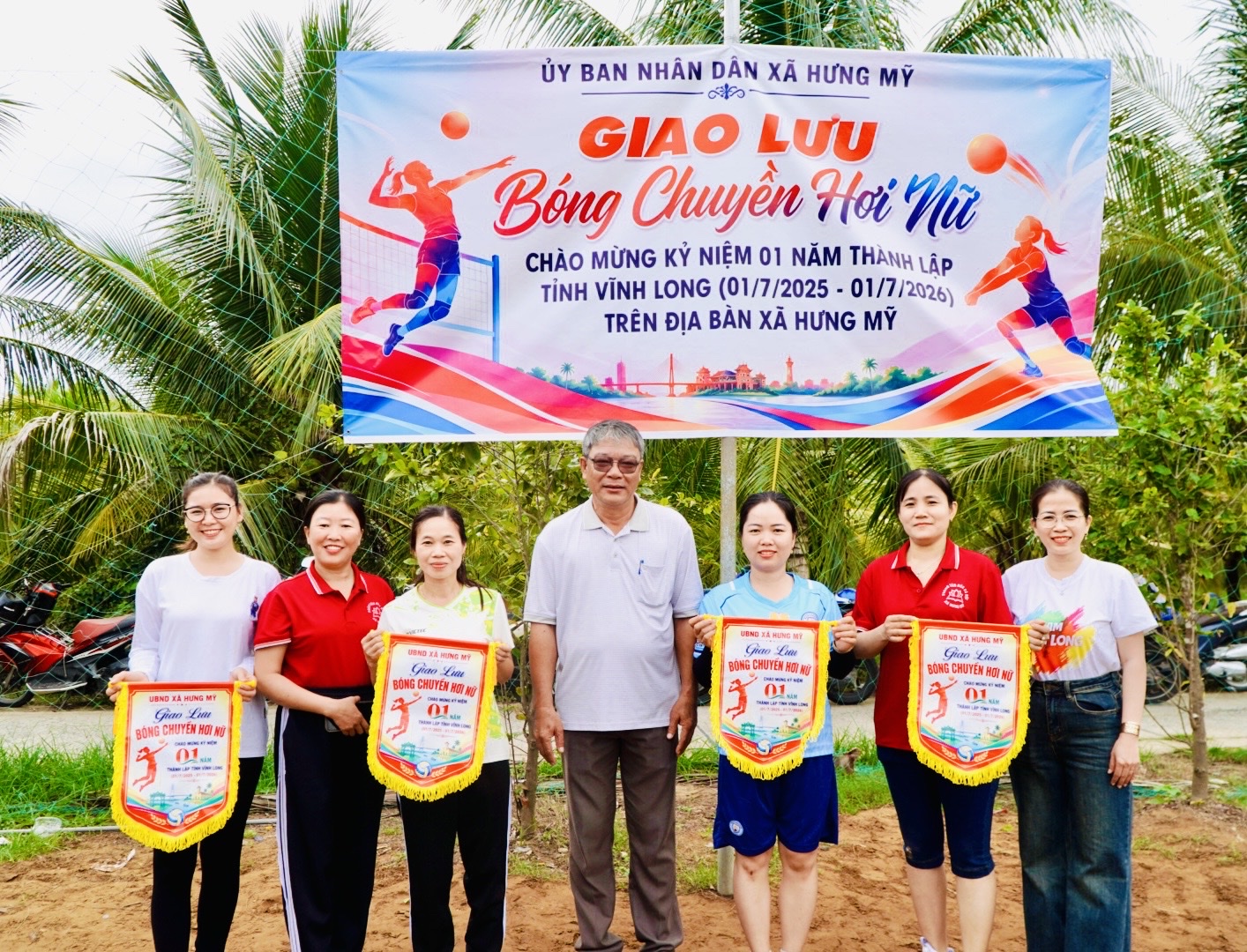 UBND xã Hưng Mỹ tổ chức giao lưu bóng chuyền hơi nữ chào mừng kỷ niệm 1 năm thành lập tỉnh Vĩnh Long