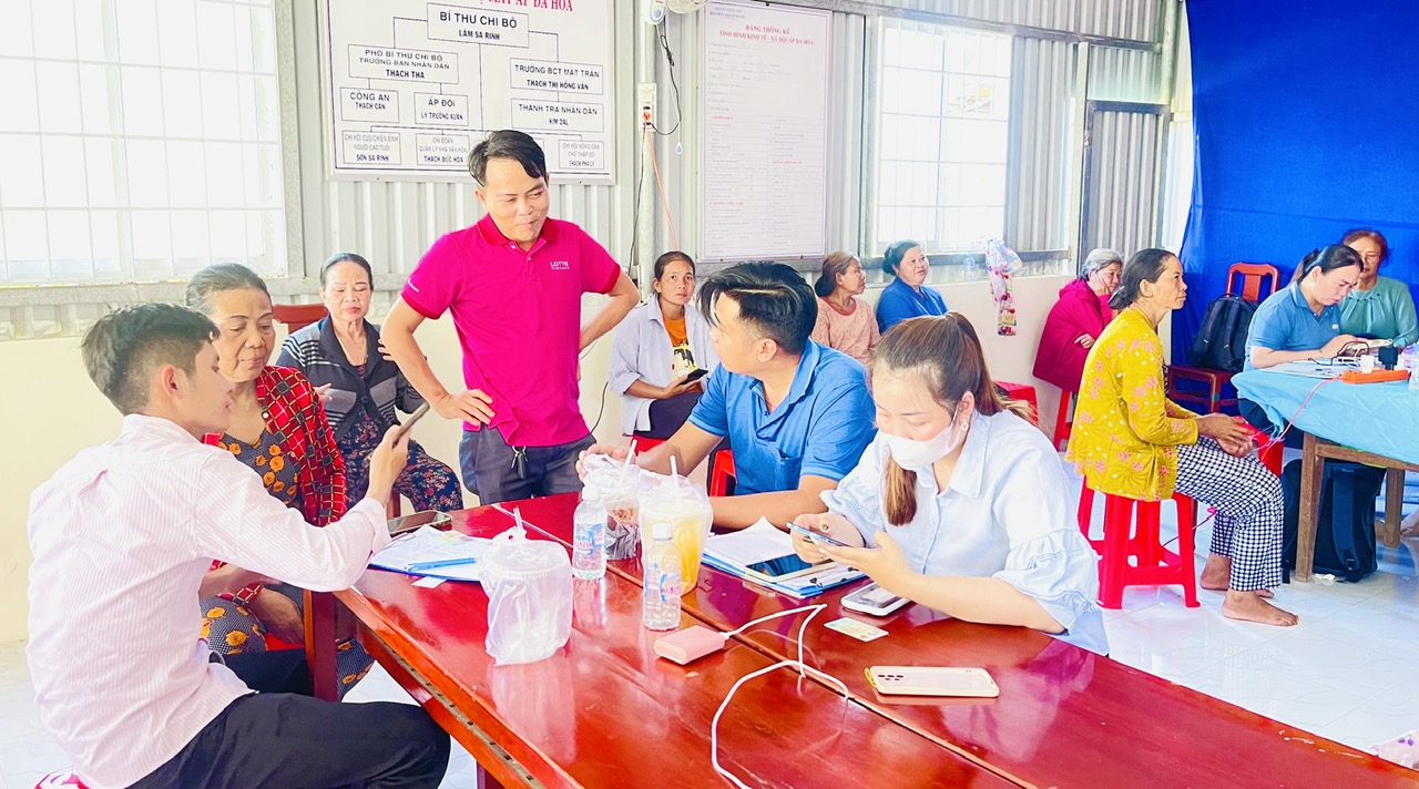 UBND xã Hưng Mỹ tổ chức ra quân tuyên truyền, vận động người dân tích hợp sổ sức khỏe điện tử trên ứng dụng VNeID 