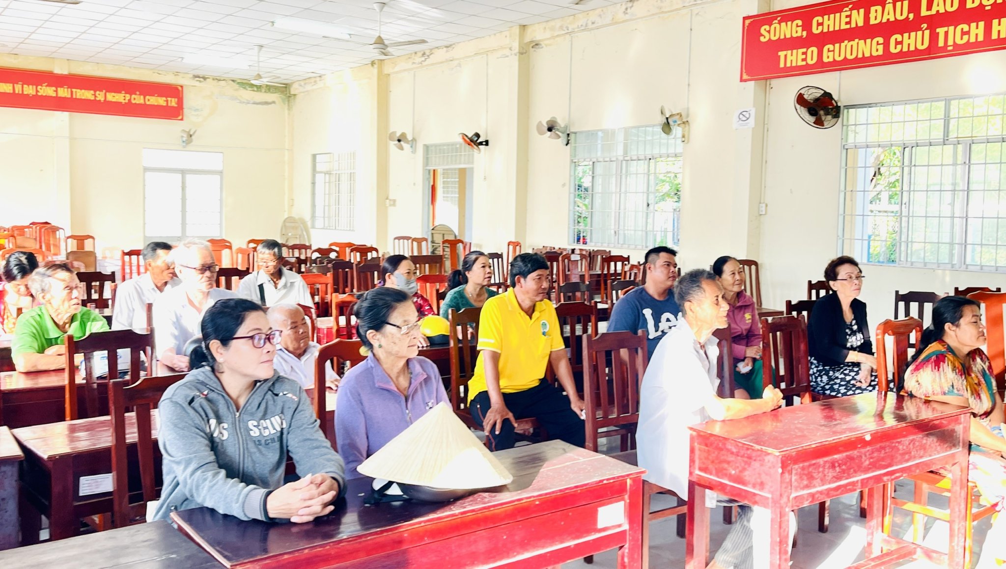 Xã Hưng Mỹ (Vĩnh Long) tổ chức cấp phát quà theo Nghị quyết số 418/NQ-CP của Chính Phủ.