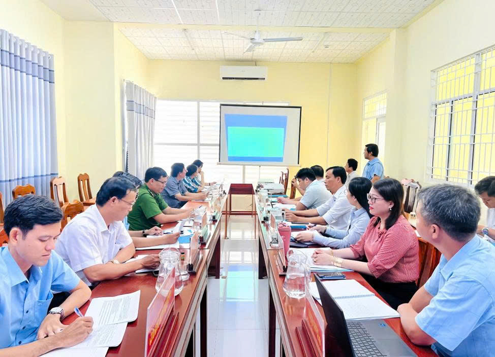 Thường trực Đảng ủy xã nghe báo cáo kết quả rà soát các tiêu chí xã nông thôn mới và phương án thu gom, vận chuyển chất thải rắn sinh hoạt (Giai đoạn 2026 – 2028)