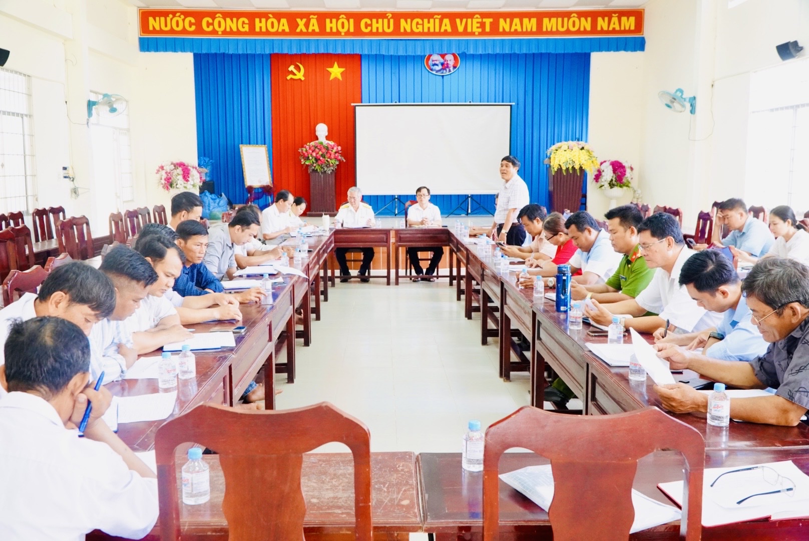 Xã Hưng Mỹ triển khai thu hồi nợ đọng thuế, phát triển tuyến ống cấp nước và tăng cường quản lý khai thác đất