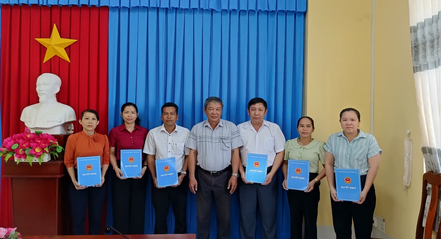 Trao quyết định tiếp nhận người hoạt động không chuyên trách vào làm công chức tại Xã Hưng Mỹ