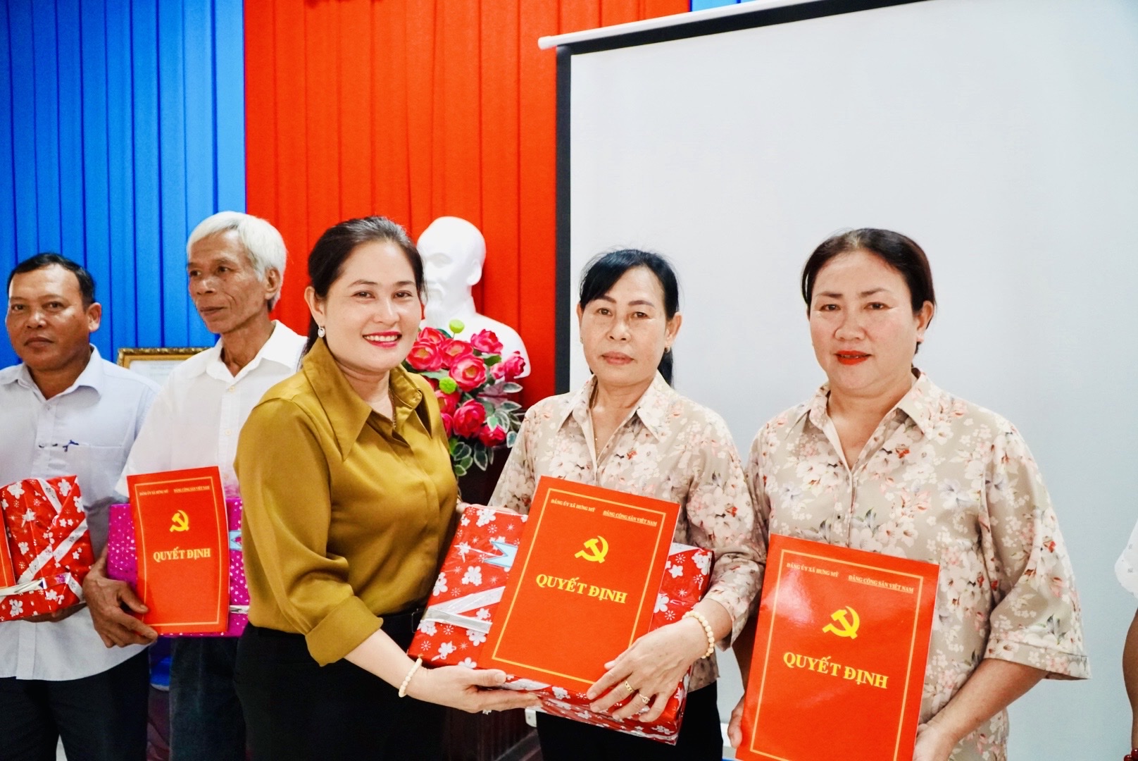 Hưng Mỹ công bố quyết định nghỉ việc đối với 47 người hoạt động không chuyên trách ấp