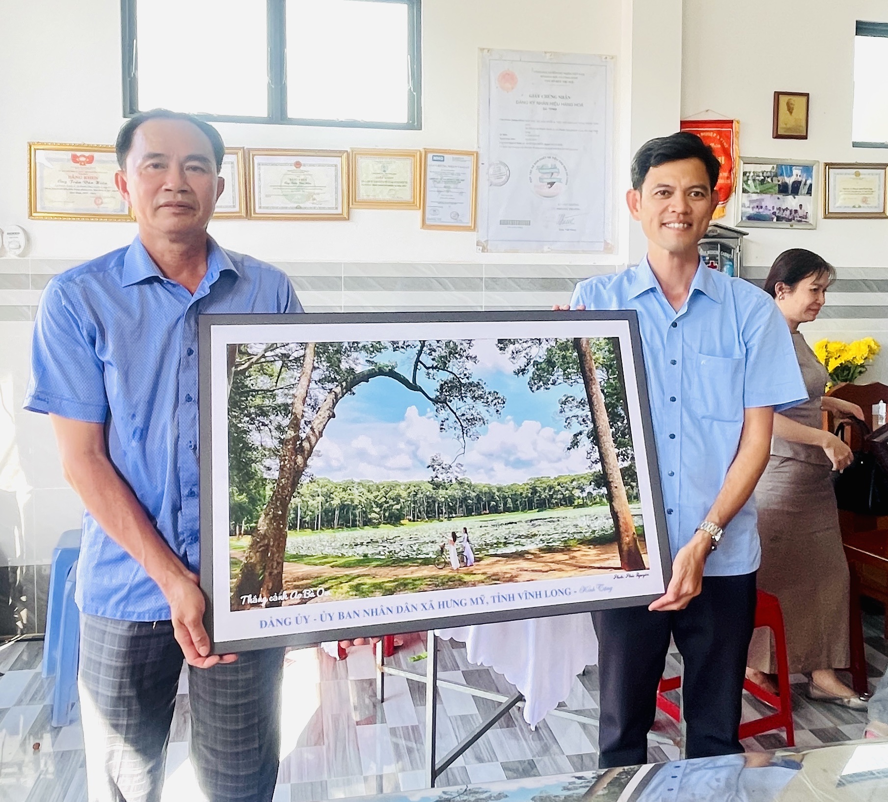 UBND xã Hưng Mỹ tổ chức đoàn đi học tập kinh nghiệm công tác giảm nghèo tại phường Phước Hậu; tham quan đền thờ Vua Hùng và Cồn Sơn (tp. Cần Thơ)