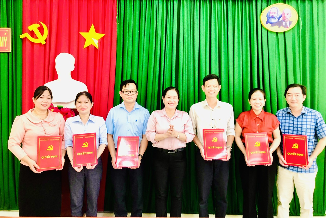 Hưng Mỹ: Lễ công bố thành lập chi bộ cơ sở Ủy ban nhân dân xã