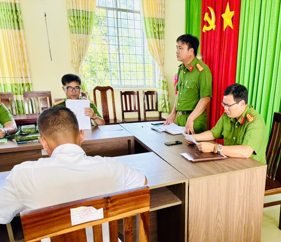 Công an xã Hưng Mỹ triển khai Kế hoạch và ra quân thực hiện cao điểm 10 ngày đêm rà soát, làm sạch dữ liệu đăng ký phương tiện và giấy phép láy xe