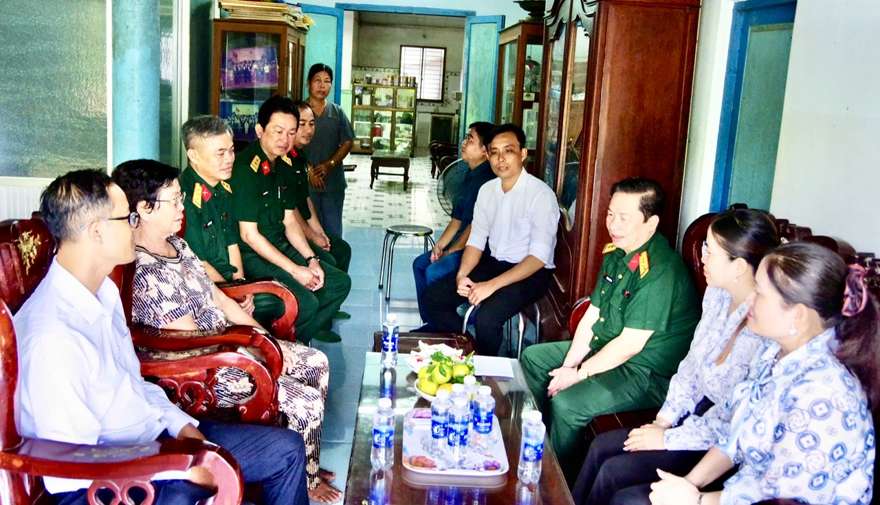 Hưng Mỹ: Thăm viếng, tặng quà các chùa Phật giáo Nam tông Khmer, gia đình chính sách nhân dịp lễ Sên Đôl Ta năm 2025