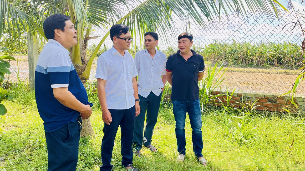 Lãnh đạo Ủy ban nhân dân xã Hưng Mỹ khảo sát thực tế vị trí đất phục vụ dự án đầu tư khu nghỉ “Homestay”