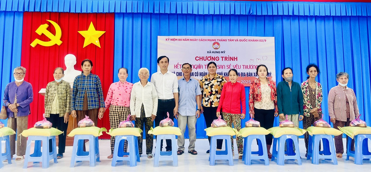 Ấm tình đông đầy: Hơn 150 phần quà trao tặng người nghèo xã Hưng Mỹ 