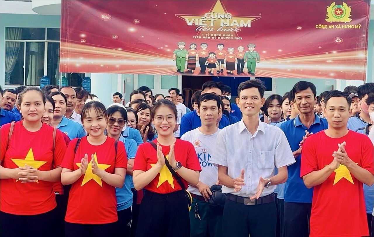Công an xã Hưng Mỹ tổ chức hoạt động “Cùng Việt Nam tiến bước”