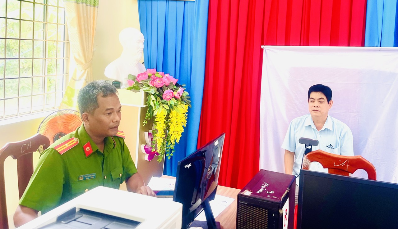 Công an xã Hưng Mỹ tổ chức thu nhận thông tin và chụp ảnh thẻ đảng viên