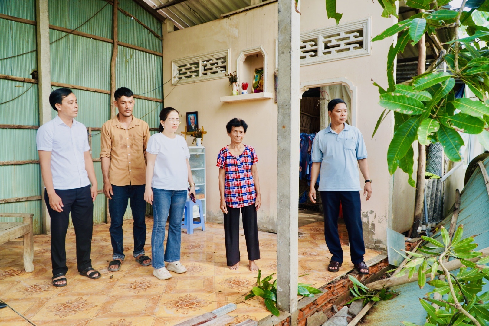 Đoàn công tác xã Hưng Mỹ khảo sát tình hình thiệt hại do mưa bão