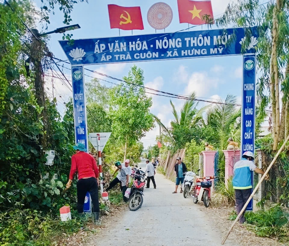 Xã Hưng Mỹ ra quân vệ sinh môi trường chào mừng các ngày lễ lớn