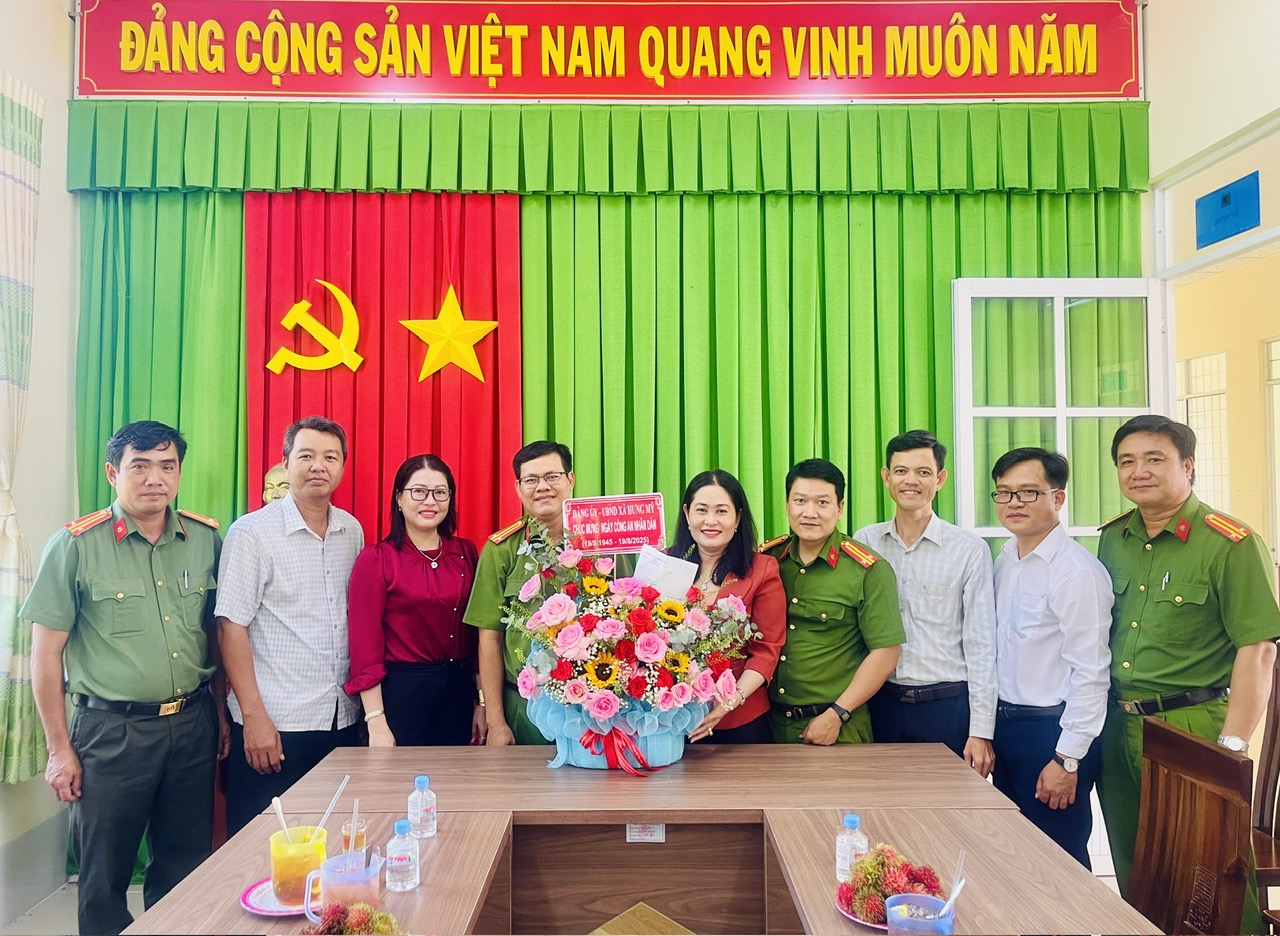 Lãnh đạo xã Hưng Mỹ thăm hỏi, chúc mừng Công an xã nhân dịp kỷ niệm 80 năm Ngày truyền thống CAND Việt Nam