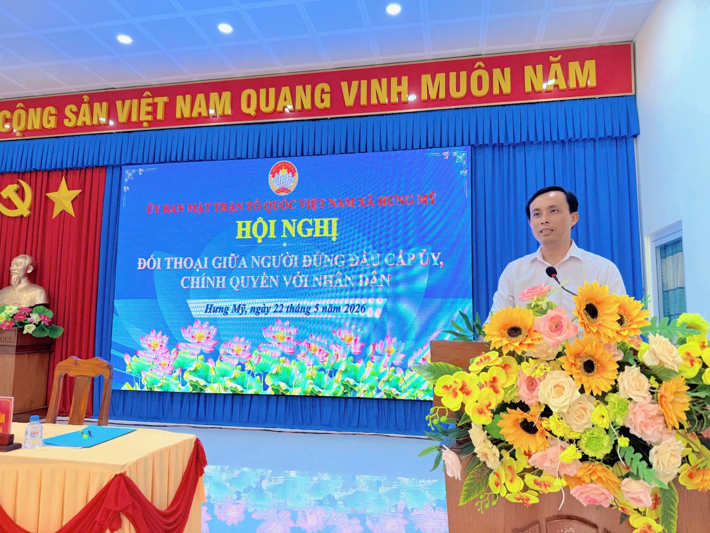 Hội nghị đối thoại giữa người đứng đầu cấp ủy, chính quyền với nhân dân.